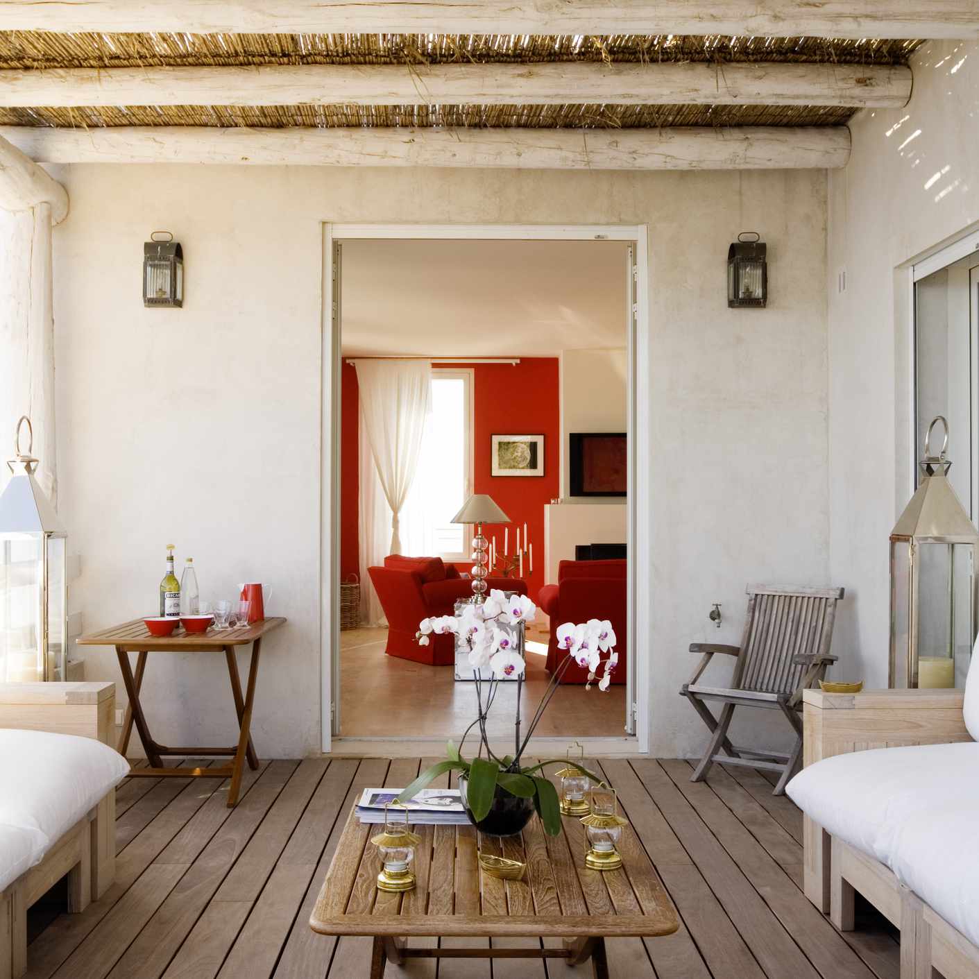 质朴的农舍茶几粉红色和白色的兰花植物