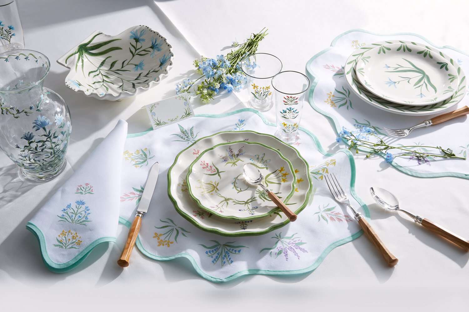 桌子与花卉画餐具。