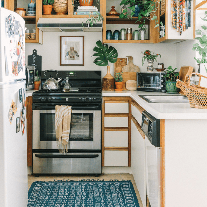 蓝色厨房地毯在白色厨房里