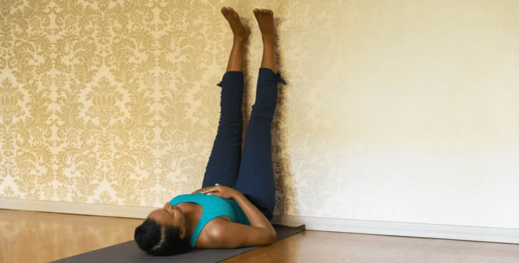 女人做腿上墙瑜伽姿势