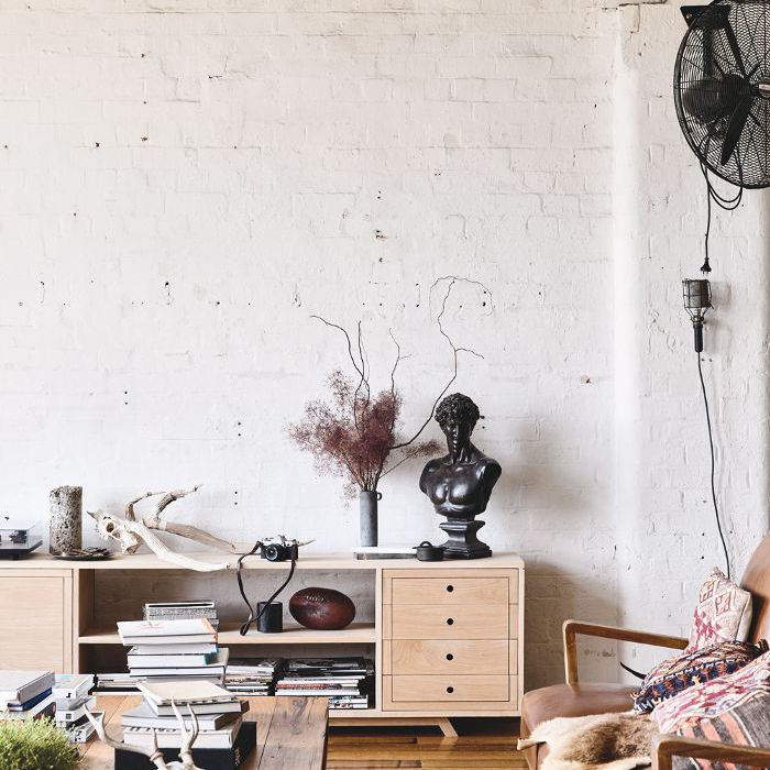 客厅里有木制的咖啡桌