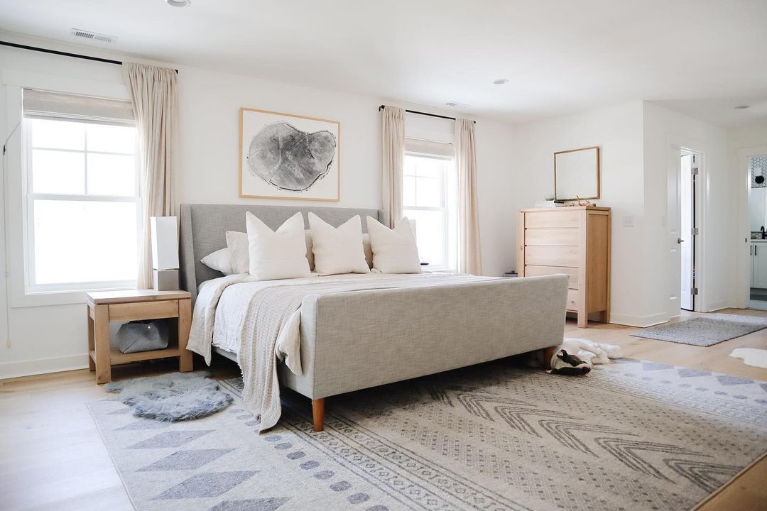 带中性床头柜的软卧室。