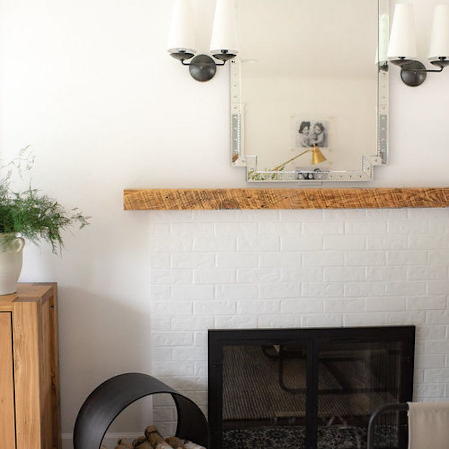 与日志的白色壁炉。