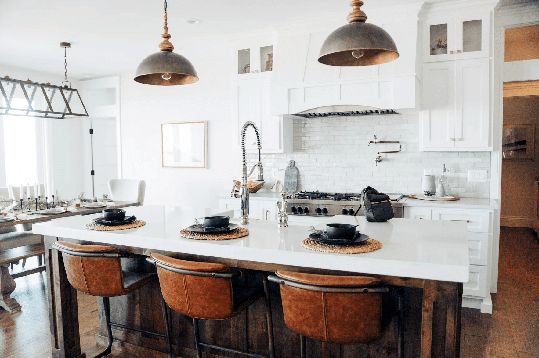 用两个古董农舍吊灯装饰的厨房
