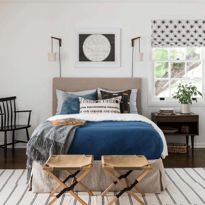 带有挂着壁灯的极简主义卧室