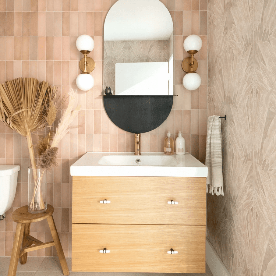 一个小的半浴室，有两种桃子壁纸