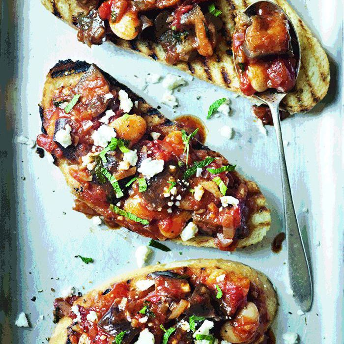 慢熟的茄子在面包片。