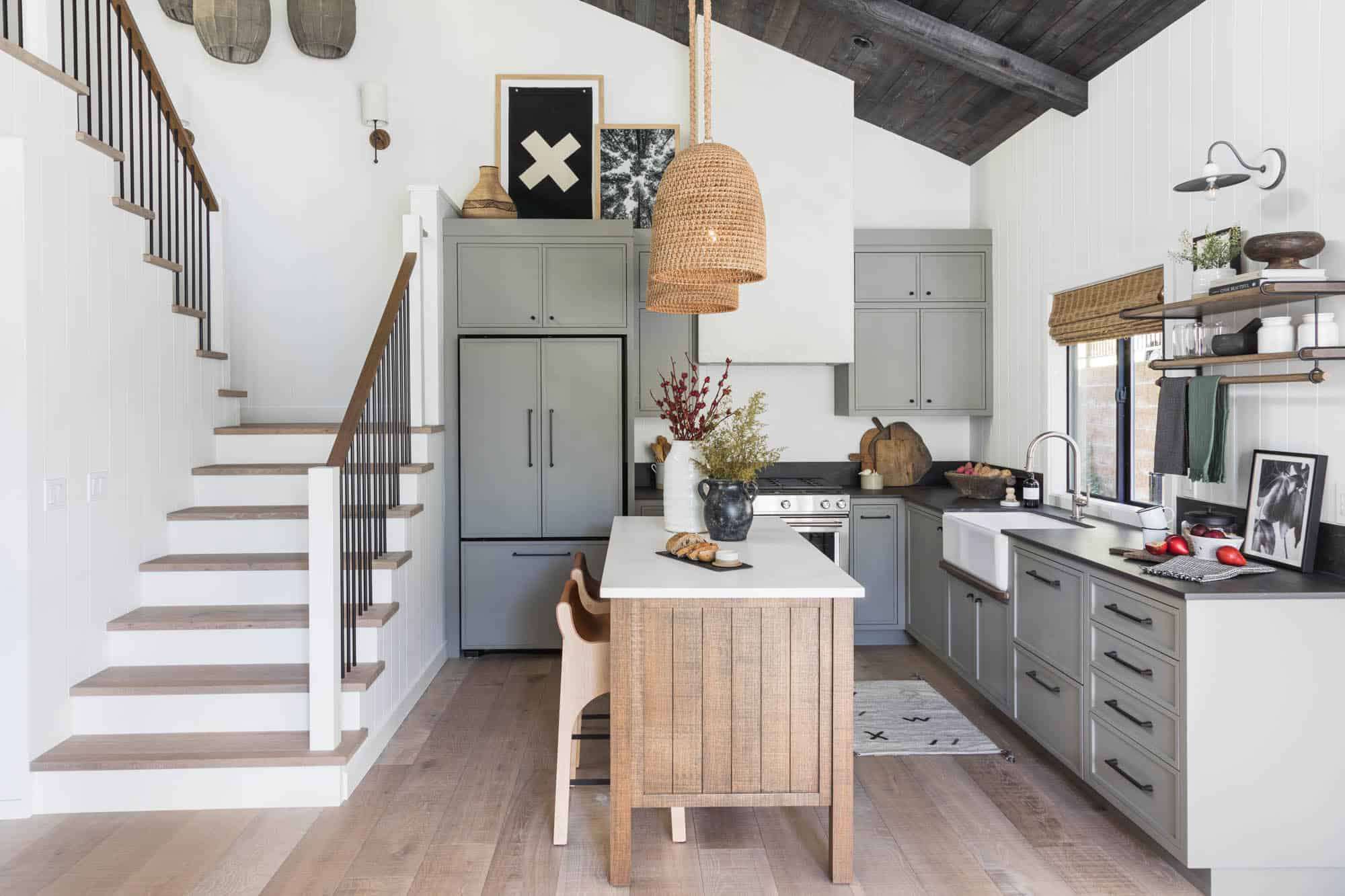 带有可移动厨房台的厨房