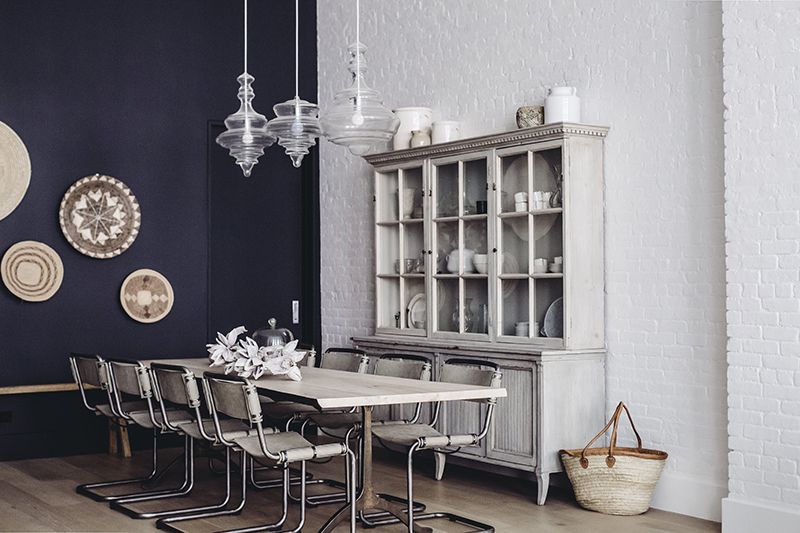 餐厅的色调是灰色和白色。