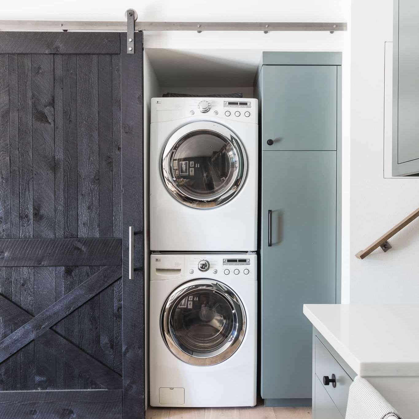 洗衣房配有冲洗和旋转洗衣机周期