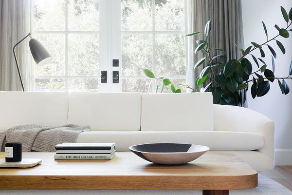 一间全白色的起居室