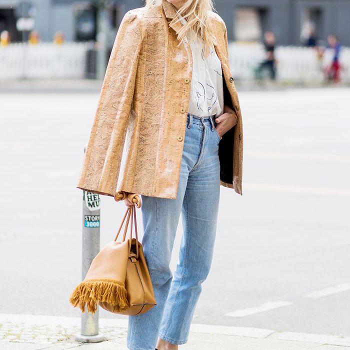 一个女人在一个偶然的工作装