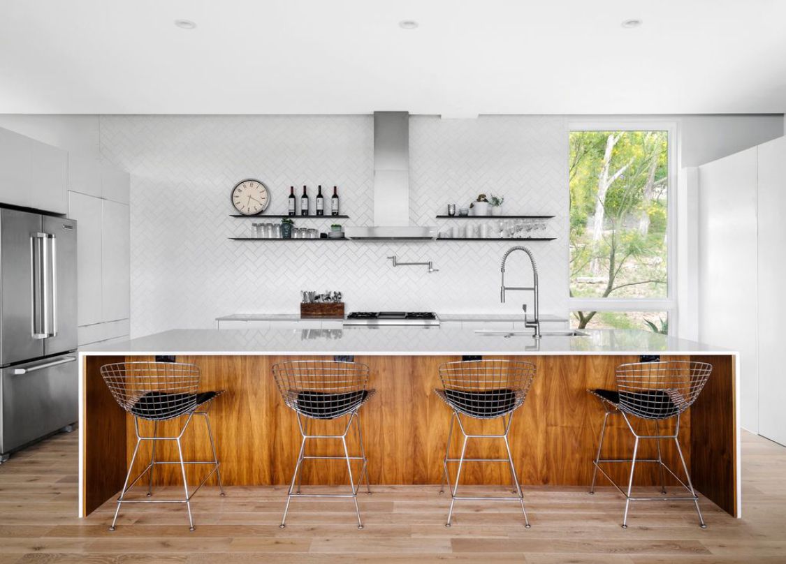 打开白色的厨房