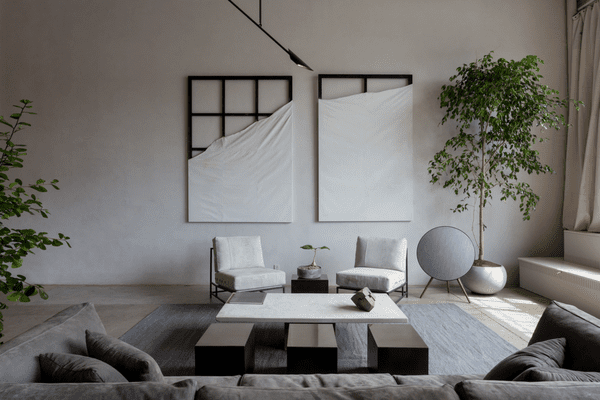 这是一间客厅，大的光秃秃的墙壁上装饰着挂着织物的金属框架