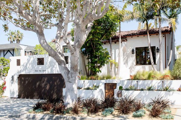 西班牙平房外观与色彩缤纷的植物。