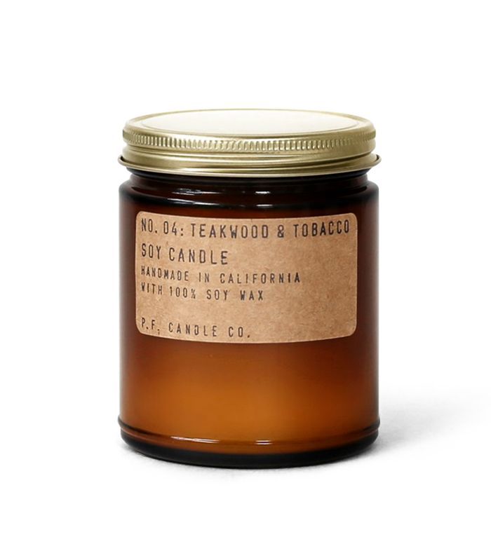 P.F.蜡烛公司，No. 04柚木和烟草大豆蜡烛“class=
