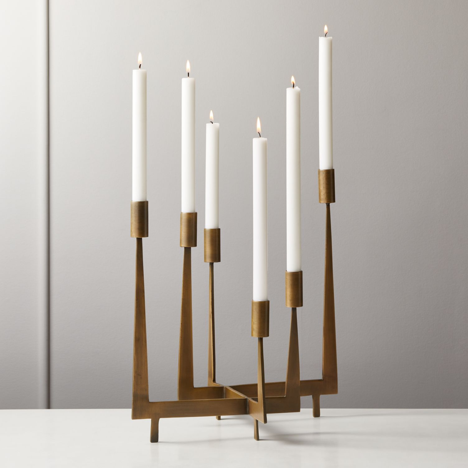 现代黄铜烛台持有由CB2 6支锥形蜡烛。