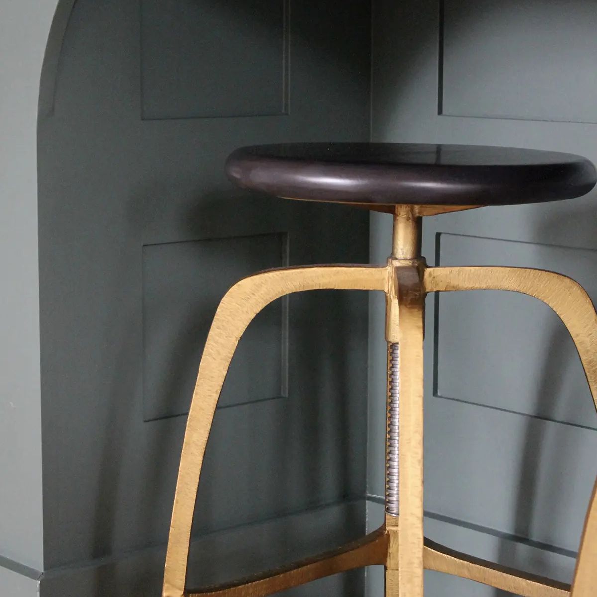 厨房岛下的苗条吧台