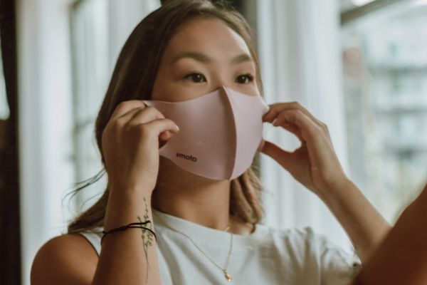 拿着面部面具的妇女对她的面孔