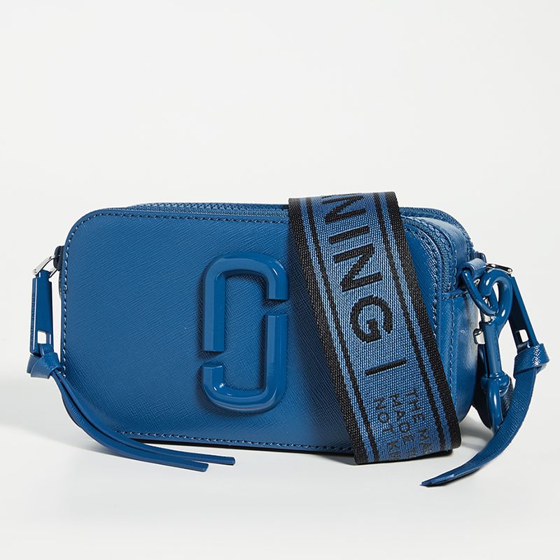 蓝色纹理皮革斜挎包。