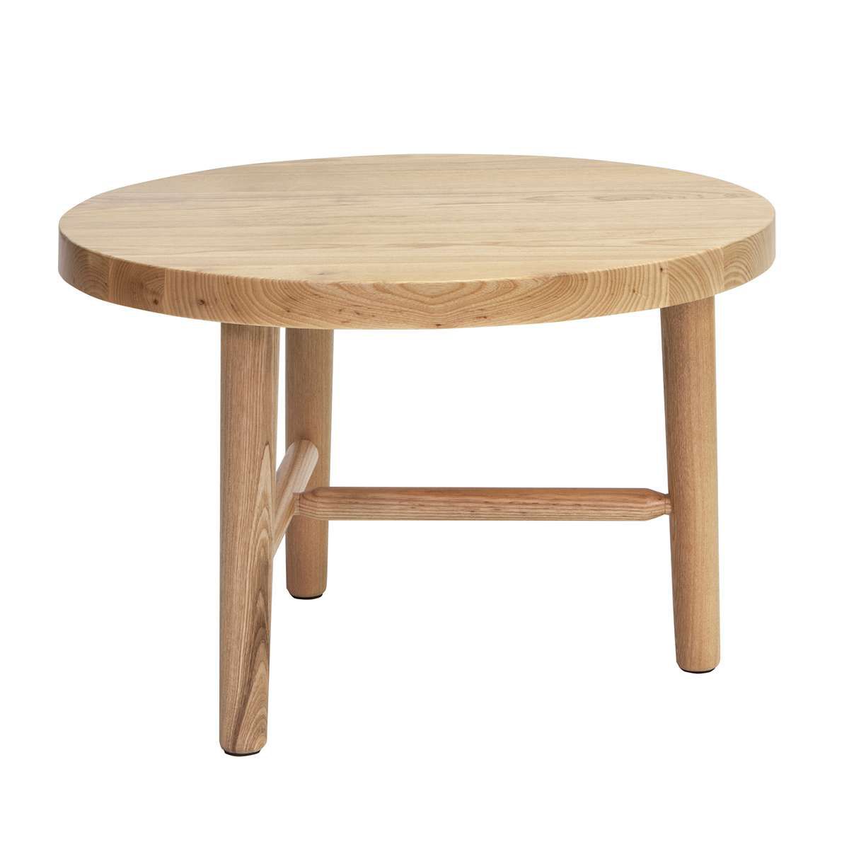 小而圆的木制咖啡桌与3只脚。