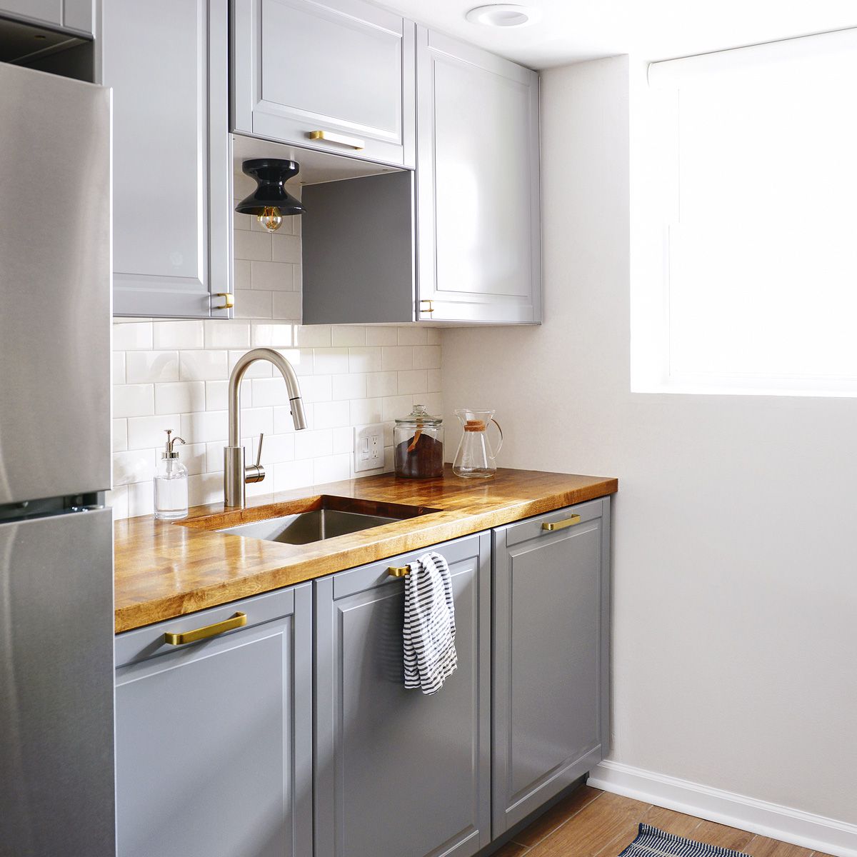 有灰色宜家柜的小厨房