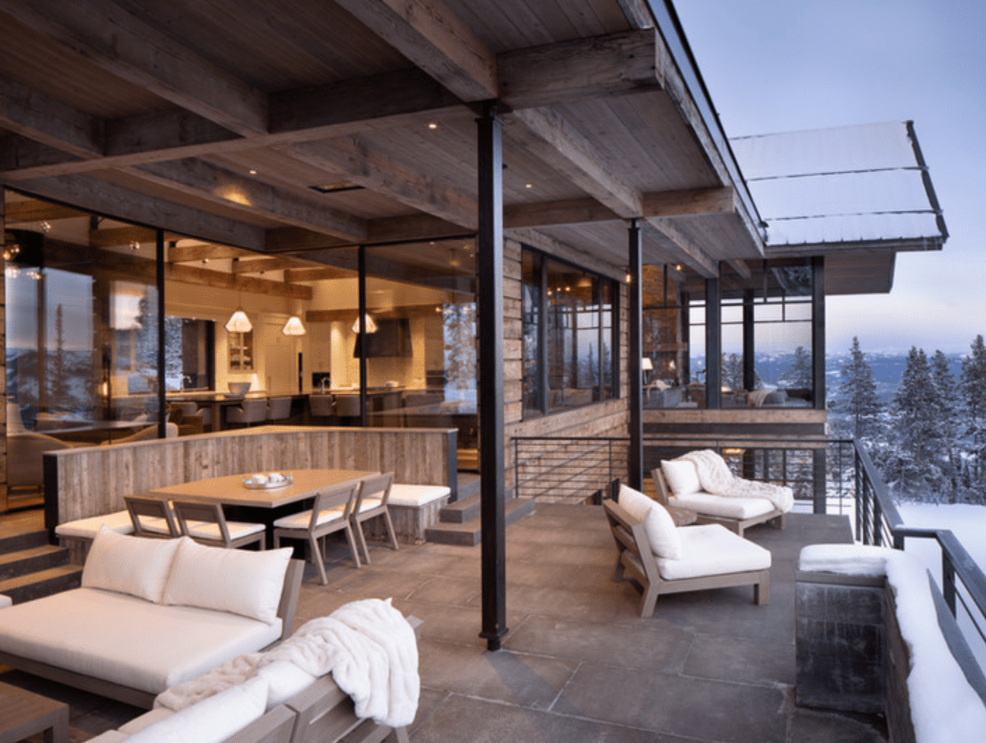 宽敞的休息室阳台，有三个不同的休息区