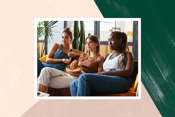 三个女孩看电影。