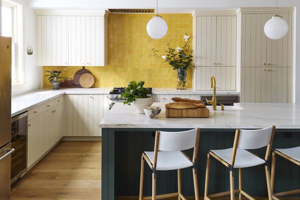 厨房与黄色瓷砖后挡板