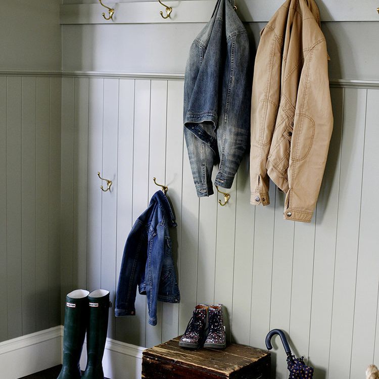 有几个衣架和古董的鼠尾草储藏室