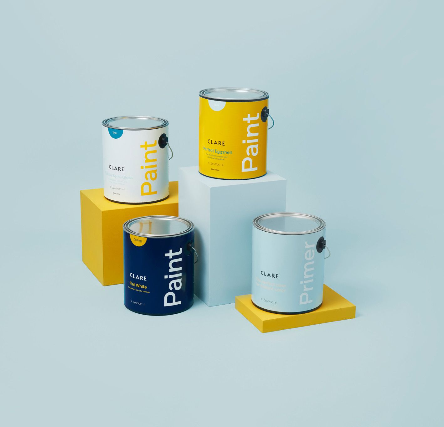 油漆的四罐和不同尺寸的底座底漆。