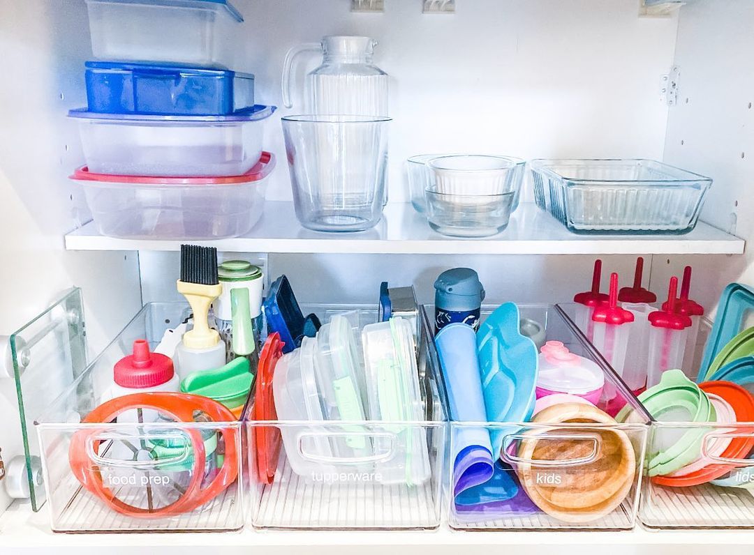 带有tupperware的有组织的橱柜