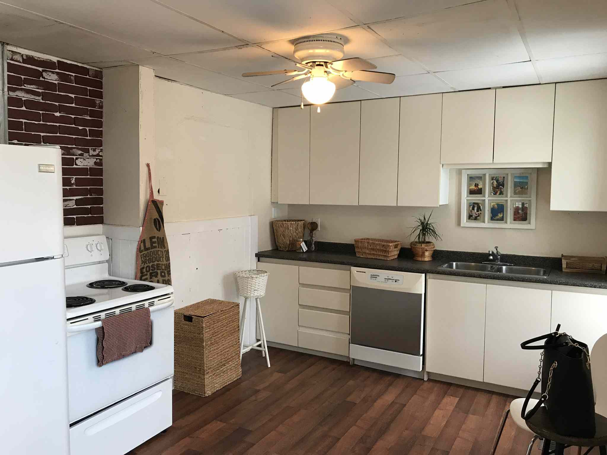 旧厨房照片前。