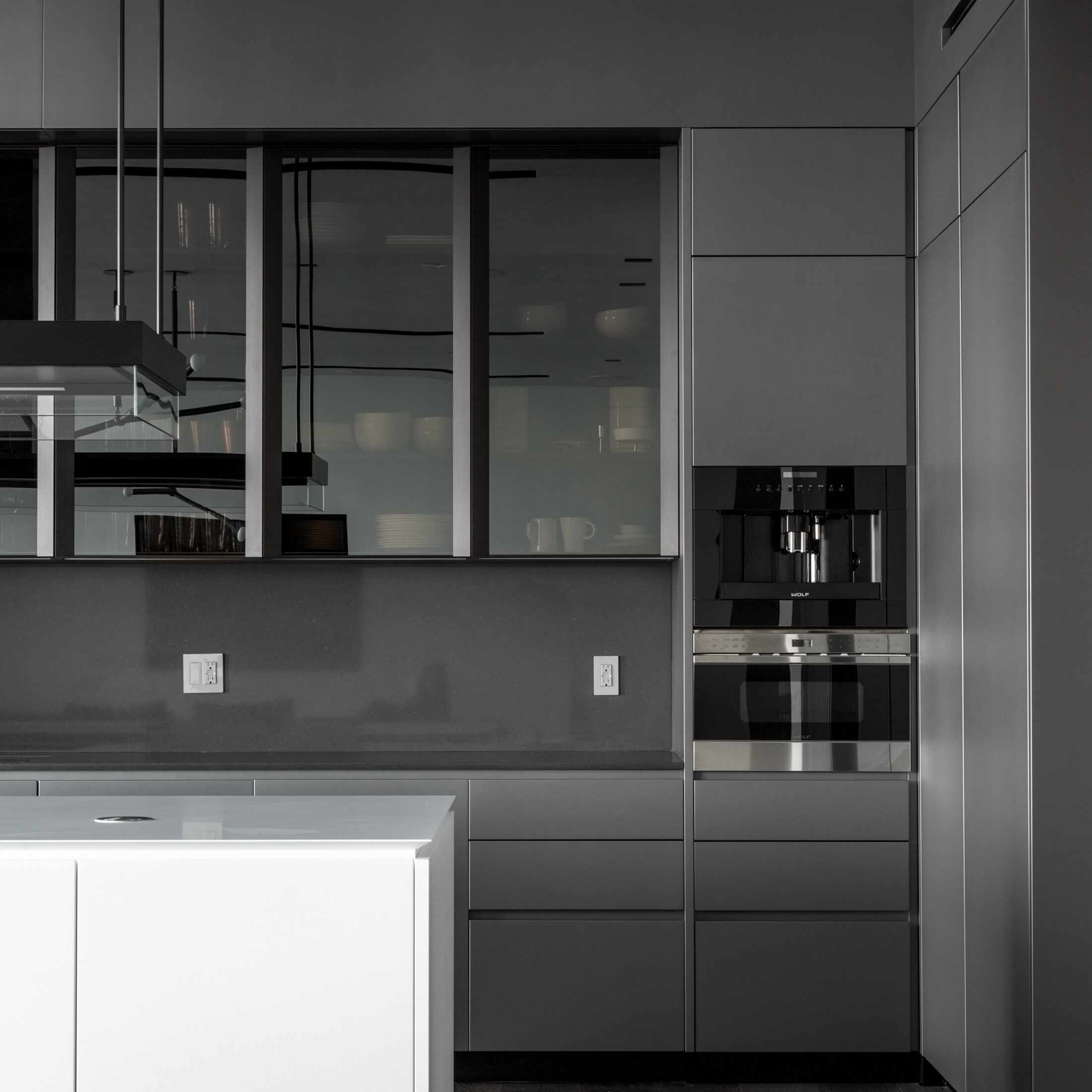 厨房里有炭制橱柜和黑色台面