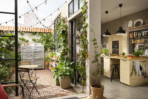 带厨房和阳台的室内室外生活空间