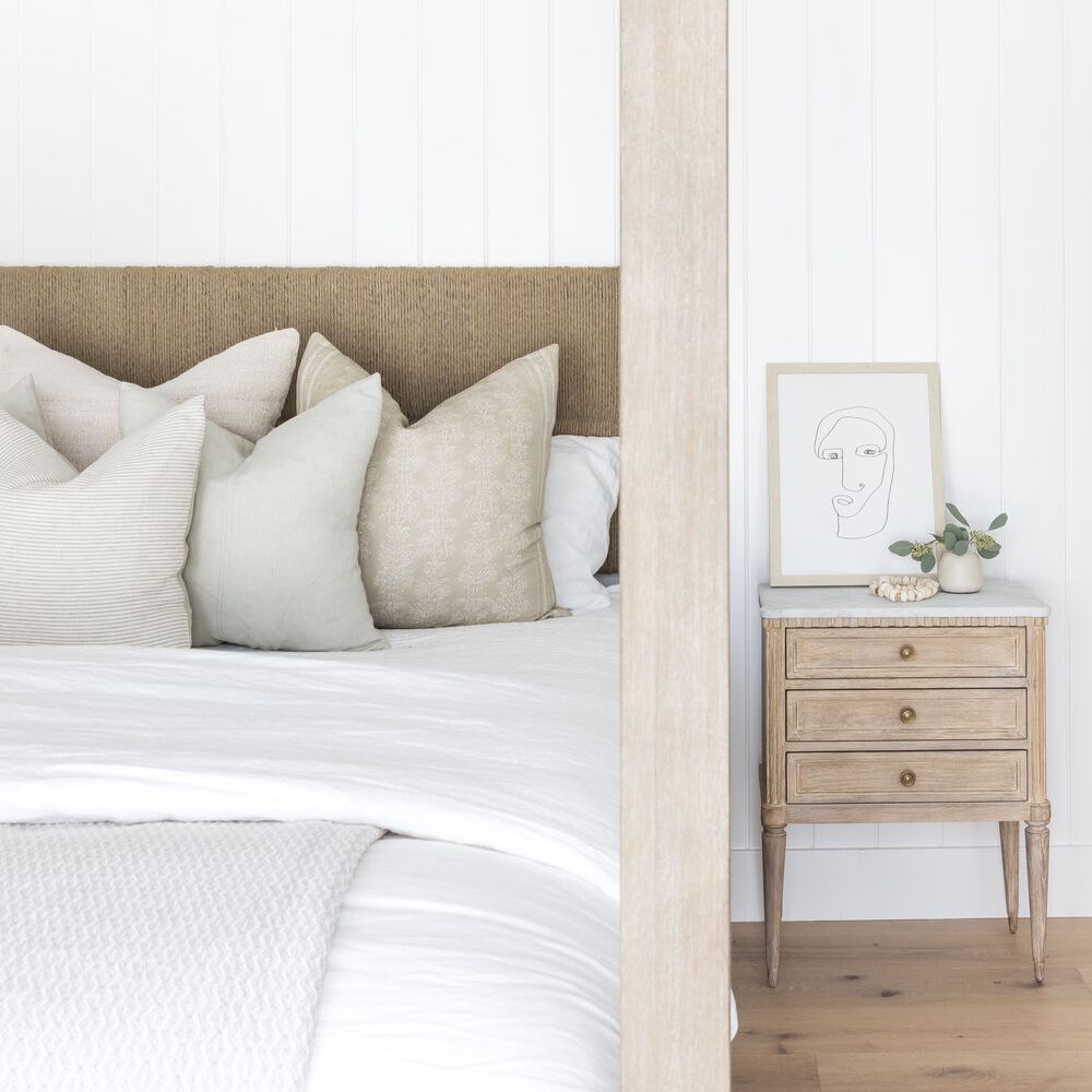 极简主义的卧室充满了浅色