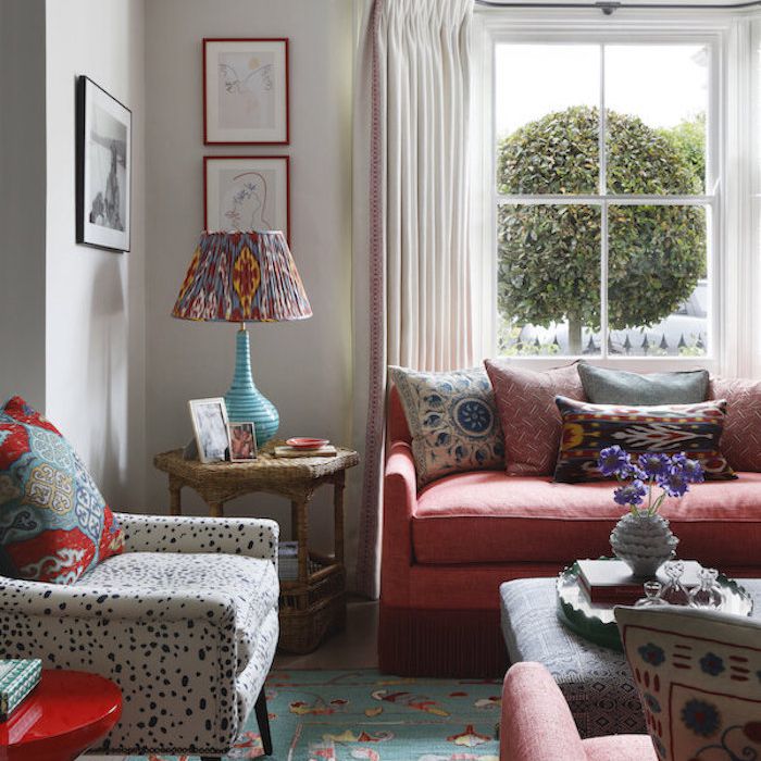 红色和蓝色的客厅，整个客厅使用不同的图案