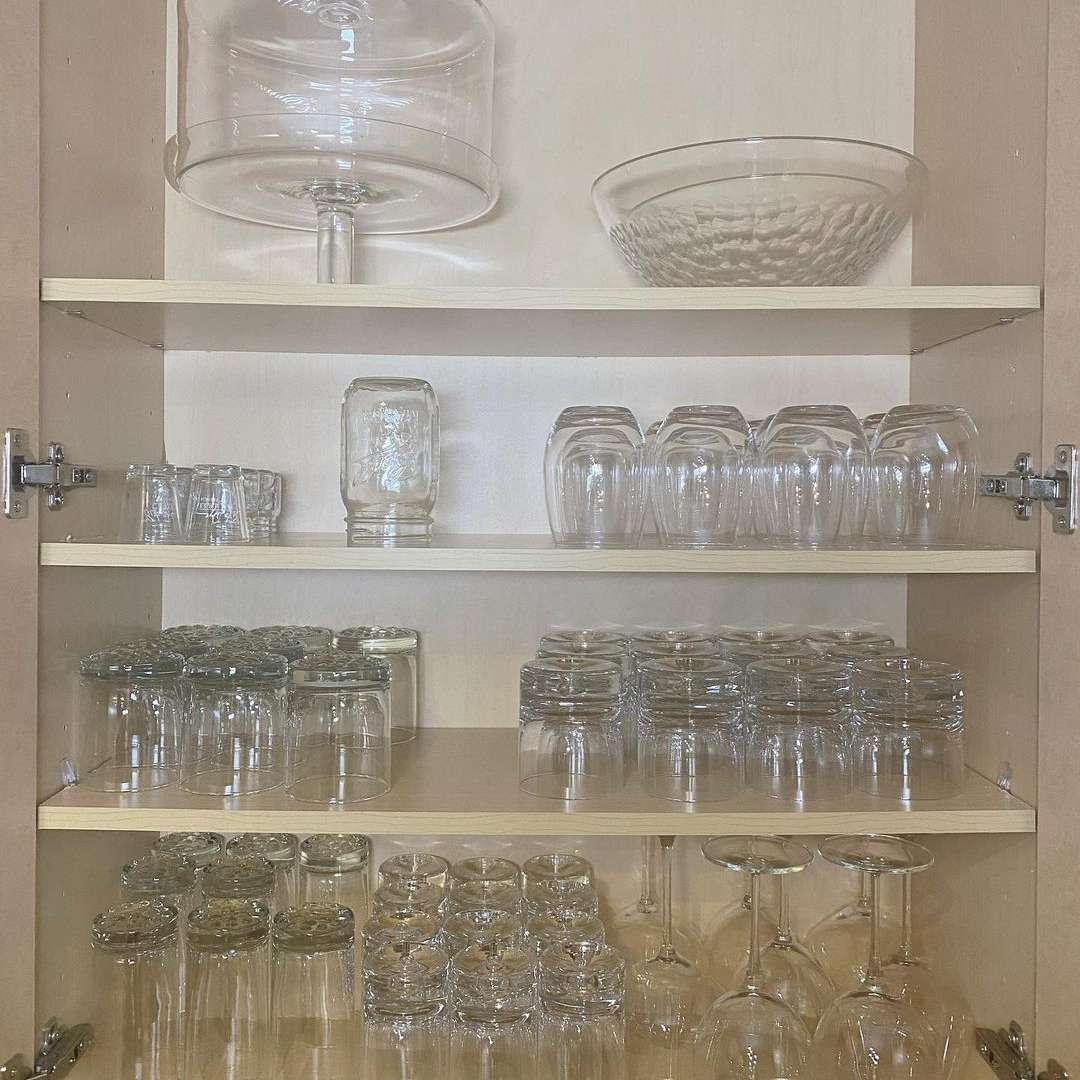 玻璃颠倒在一个内阁