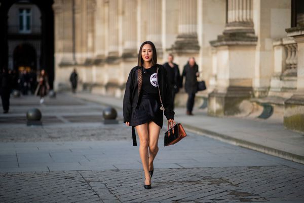 女人独自走着，有一对夫妇在后面