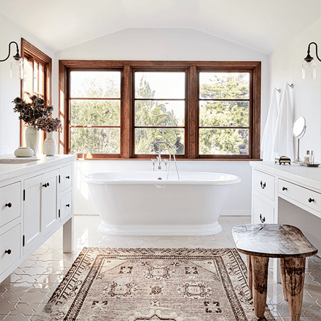 浴室配有粉红地毯