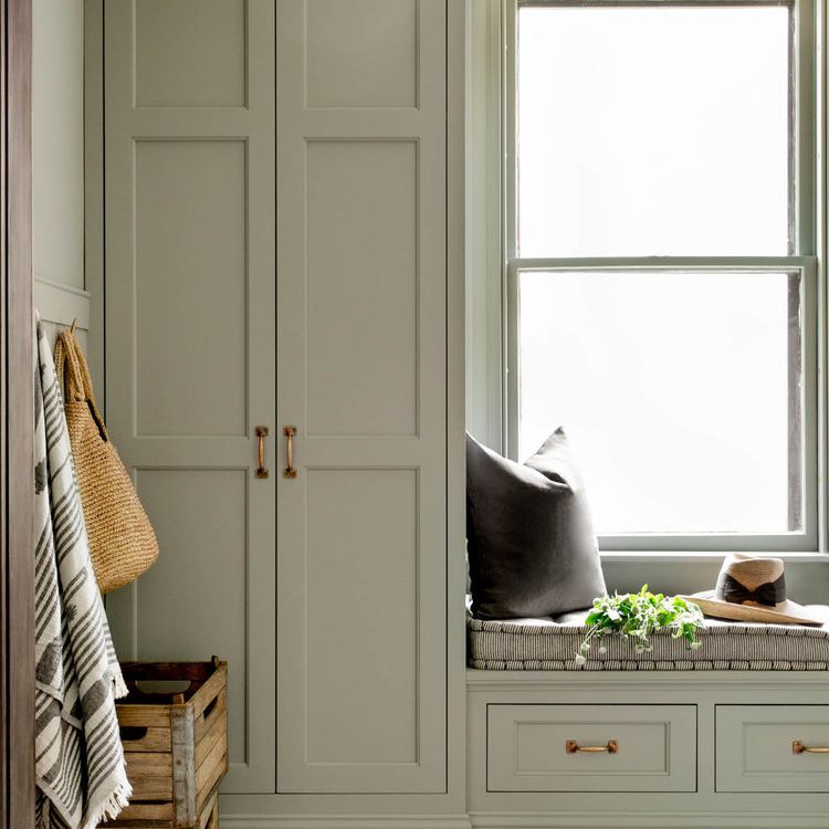 沉静的黑色和鼠尾草绿色的泥盆。