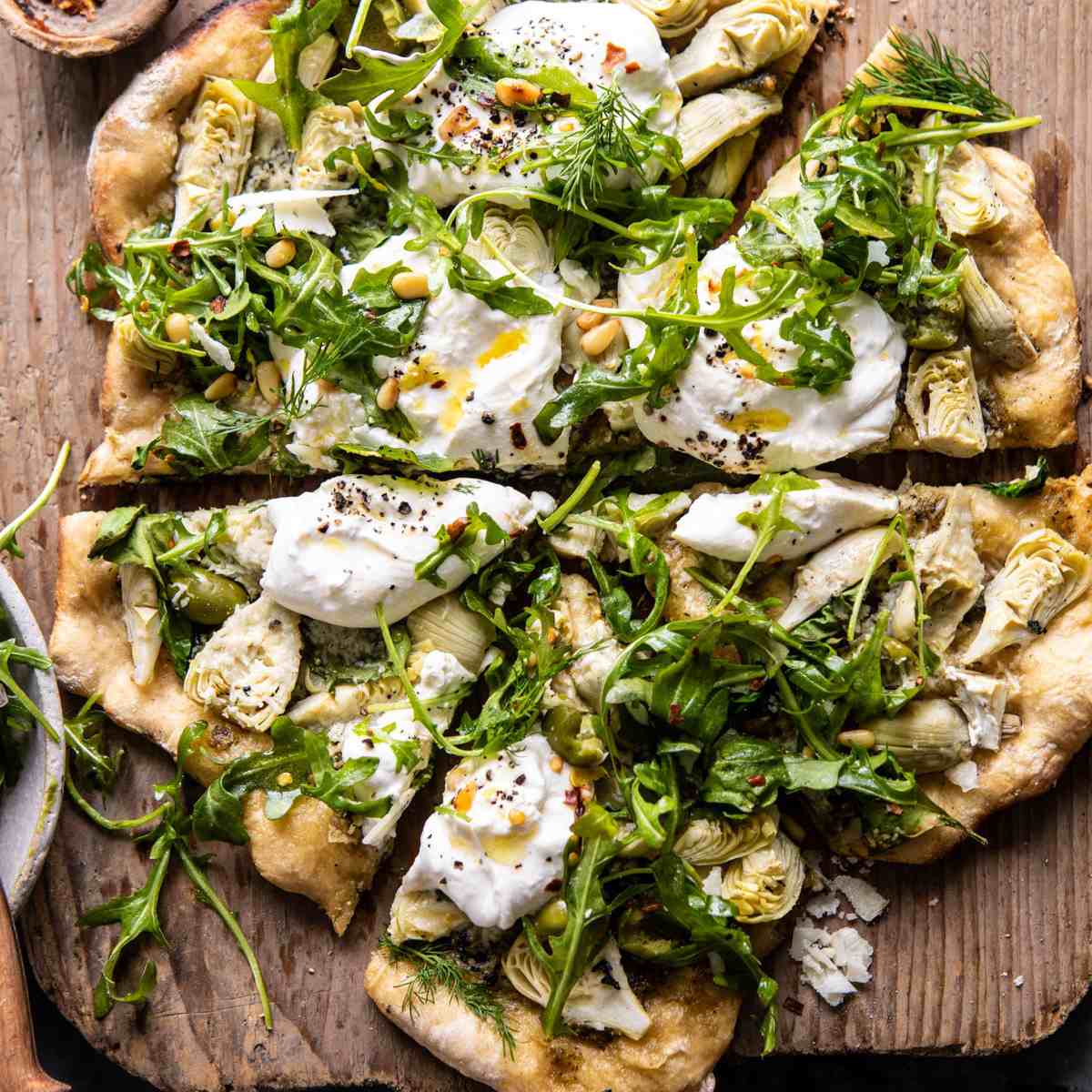 朝鲜蓟香蒜和burrata比萨饼柠檬芝麻