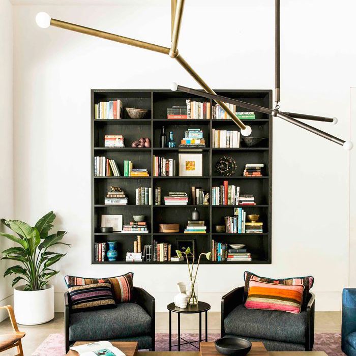 带有嵌入式书架的现代客厅