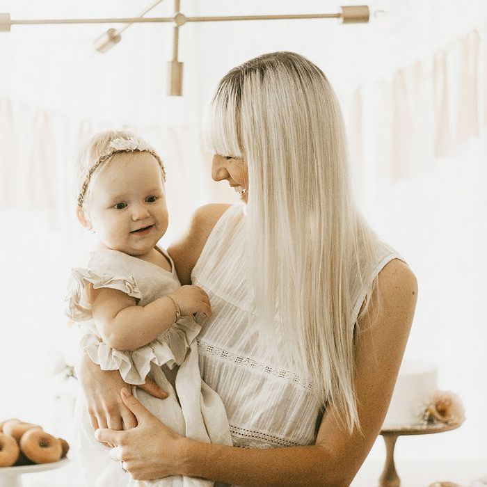 妈妈和宝宝在生日聚会上