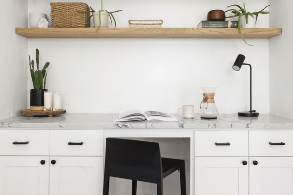 带有货架的内置桌子