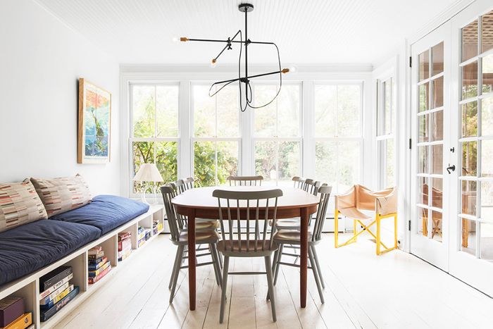 一间餐厅，长条凳下有藏书室。