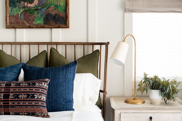 带橄榄和海军调色板的卧室