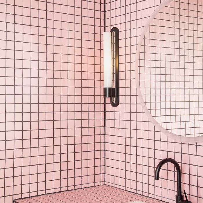 一间带壁板的小空间浴室