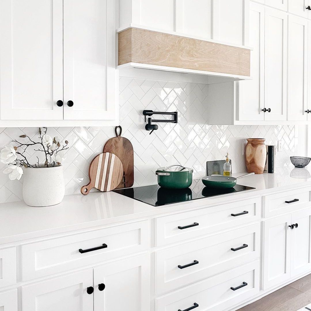 白色厨房与白色瓷砖后挡板