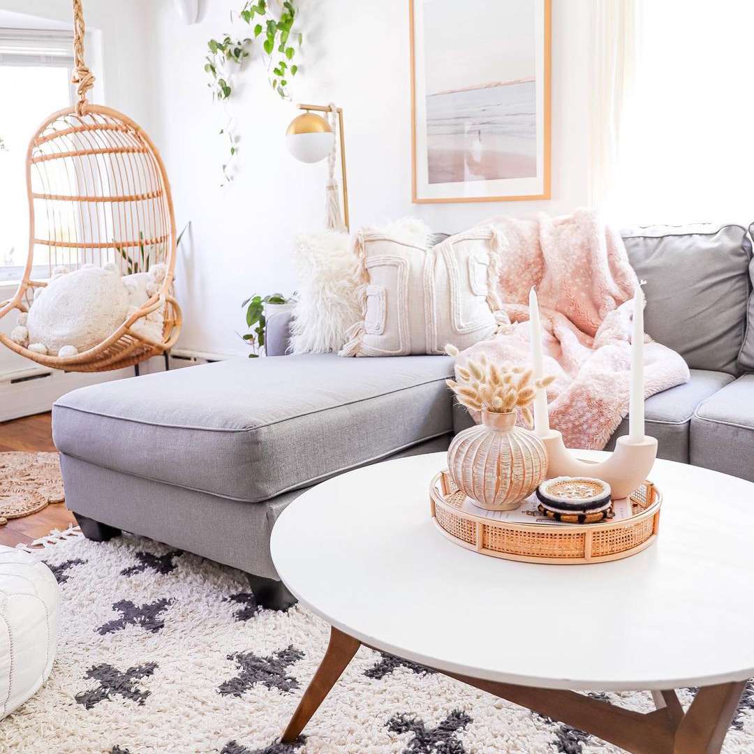 公寓客厅配有灰色的分段和悬挂椅。